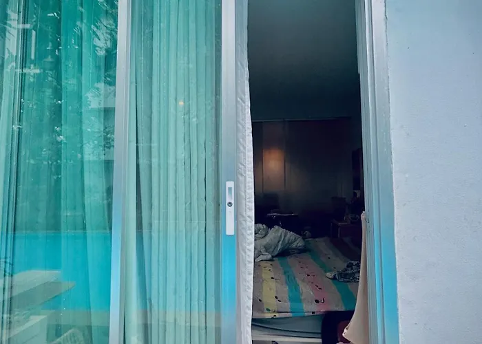 Cozy Poolside Near Bts Amenities