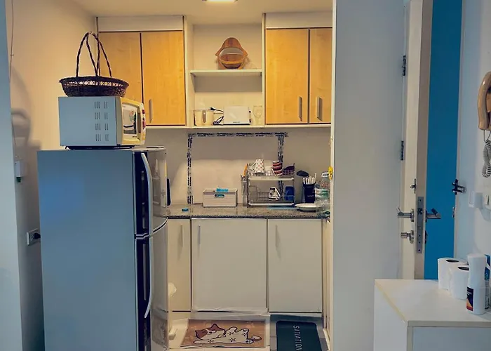 Cozy Poolside Near Bts Amenities *